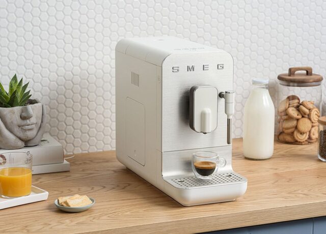 Smeg Collection Espresso Coffee Machine BCC12WHMEU White - imagine 2