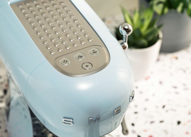 Smeg ECF02PBEU coffee machine pastel blue - imagine 8