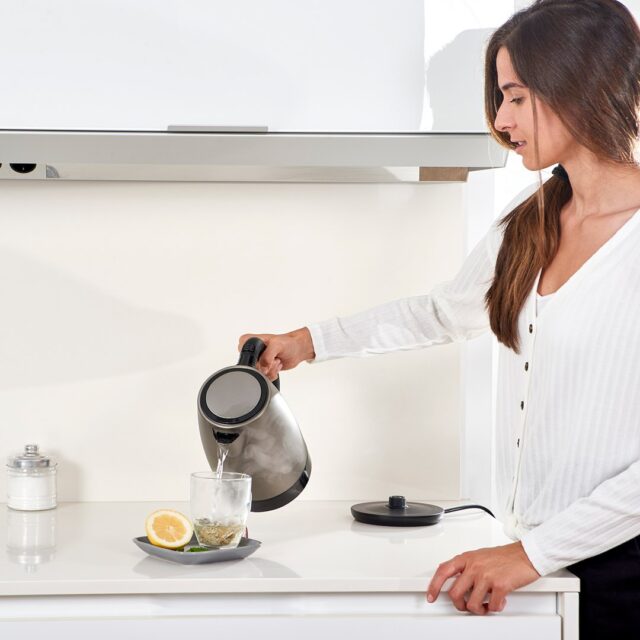 Black+Decker electric kettle BXKE2201E - imagine 3