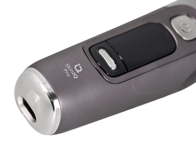 Philips i9000 Prestige Ultra XP9402/31 Wet and Dry Electric Shaver with SkinIQ Pro - imagine 7