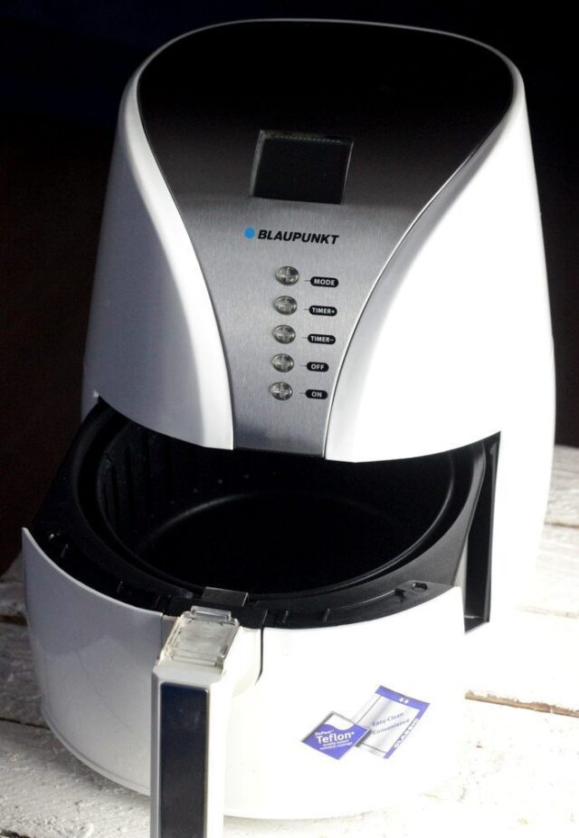 Blaupunkt AFD601 fryer Single 4 L Stand-alone 1500 W Deep fryer White - imagine 2