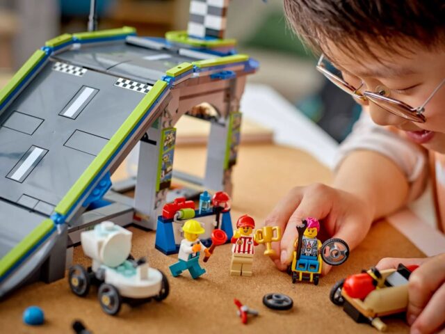 LEGO CITY 60460 No Limits: Race Car Ramp Truck - imagine 9