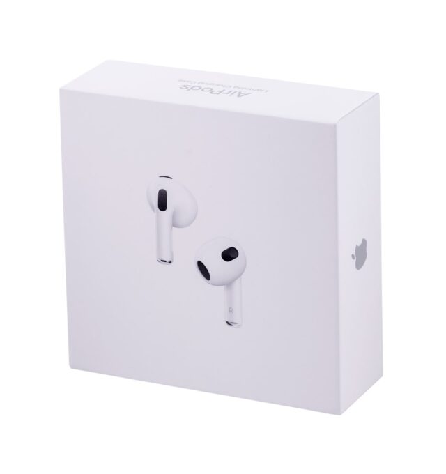 Apple AirPods (3rd generation) with Lightning Charging Case - imagine 3