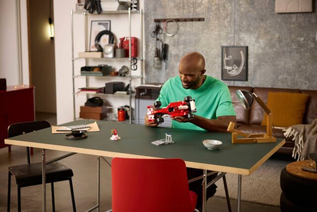 LEGO ICONS 11375 Ferrari F2004 & Michael Schumacher - imagine 10