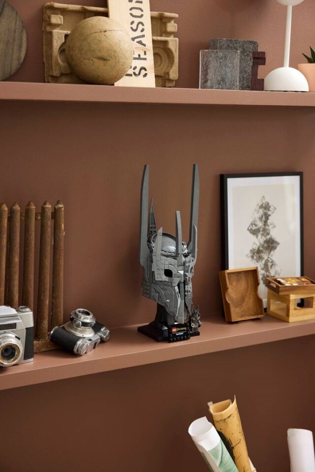 LEGO ICONS 11373 The Lord of the Rings: Sauron's Helmet - imagine 8