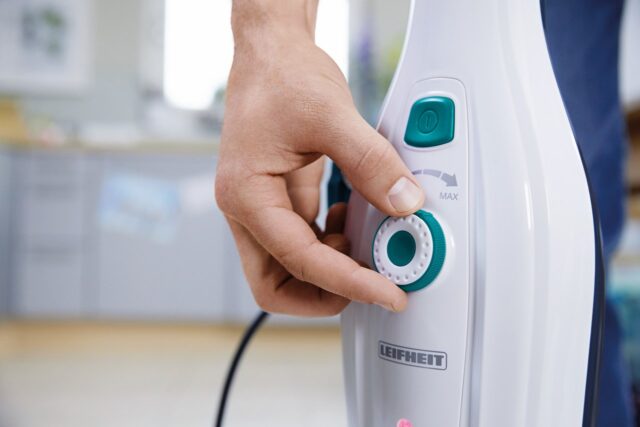 LEIFHEIT CleanTenso Upright steam cleaner 0.55 L 1200 W Blue  White - imagine 3