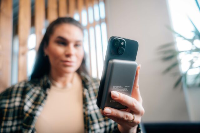 Verbatim Charge 'n' Go Magnetic Wireless Power Bank 10000mAh Grey - imagine 7