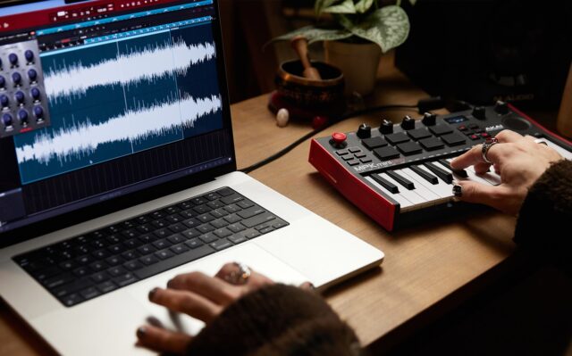 AKAI MPK Mini Play MK3 Control keyboard Pad controller MIDI USB Black  Red - imagine 9