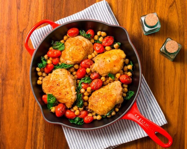 Le Creuset Signature Cast Iron Skillet 23cm - imagine 5