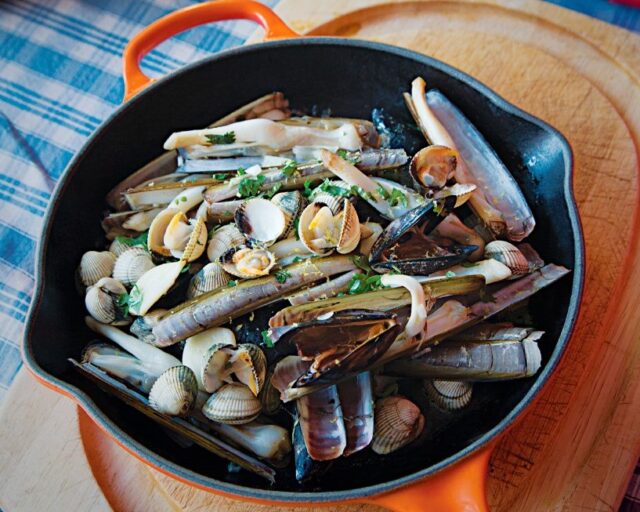 Le Creuset Signature Cast Iron Skillet 23cm - imagine 6