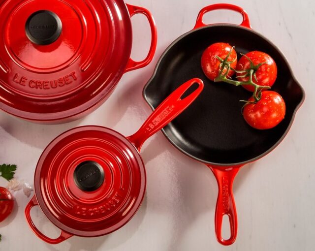 Le Creuset Signature Cast Iron Skillet 23cm - imagine 4