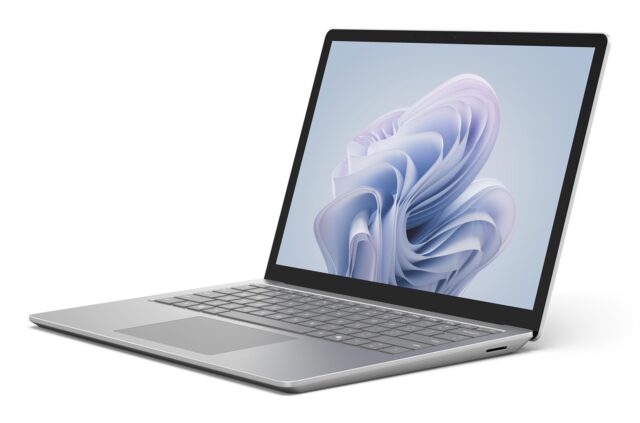 Microsoft Surface Laptop 6 Intel Core Ultra 5 135H 34.3 cm (13.5 ) Touchscreen 8 GB LPDDR5-SDRAM 256 GB SSD Wi-Fi 6E (802.11ax) Windows 11 Pro Platinum - imagine 2