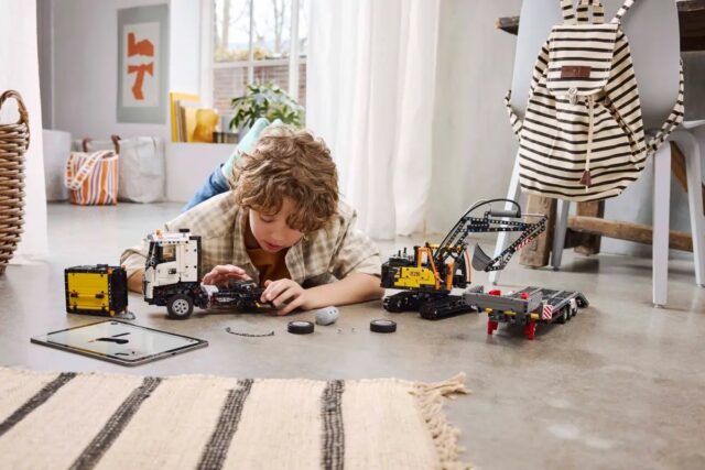 LEGO TECHNIC 42175 Volvo FMX Truck & EC230 Electric Excavat - imagine 4