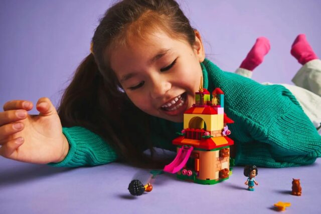 LEGO DISNEY 43261 Encanto Mini House - imagine 10