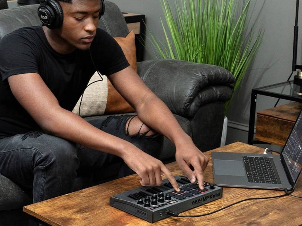 cps-65357048ec3f7e6834ace7149f72a172-2026-03-02-10-10-15 AKAI MPK Mini MK3 Control keyboard Pad controller MIDI USB Black Grey - imagine 1