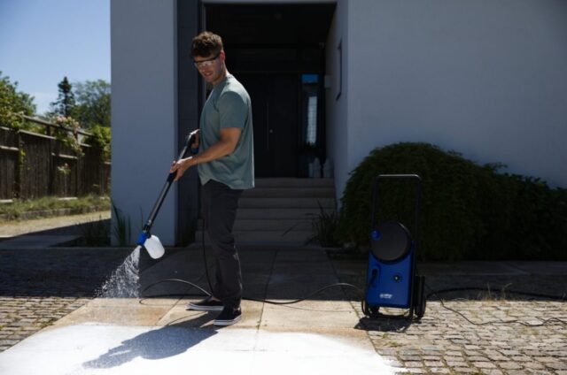 Nilfisk Core 140-8 PowerControl In-Hand PCA EU pressure washer Upright Electric 474 l/h 1800 W Blue - imagine 7