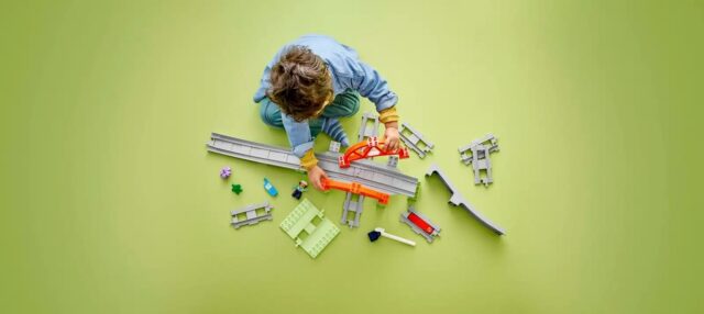 LEGO DUPLO TOWN 10426 Bridge and railway tracks - expansion set - imagine 7