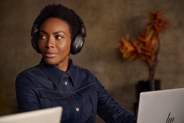 POLY Voyager Surround 85 UC USB-C Headset +USB-C/A Adapter +Charging Stand - imagine 7