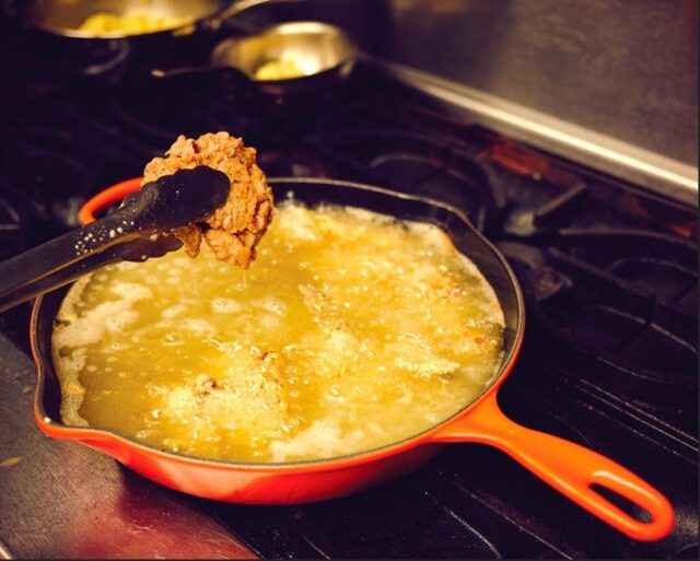 Le Creuset Signature Cast Iron Skillet 23cm - imagine 7