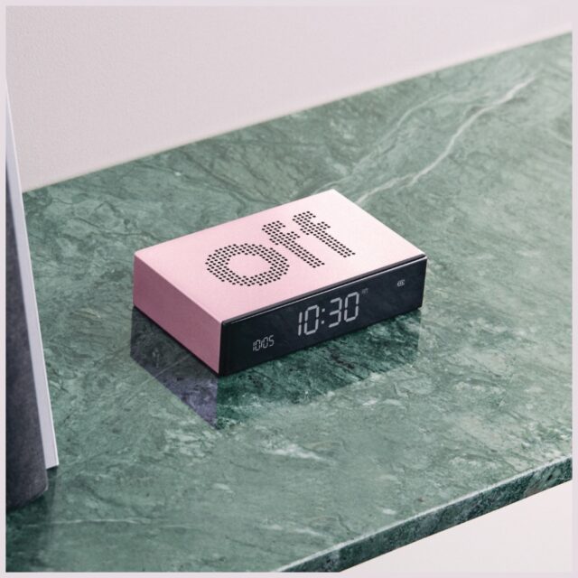 Lexon Flip Premium Two-sided Alarm Clock light pink LR152LP - imagine 2