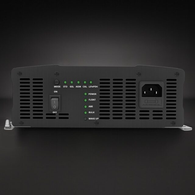 Qoltec Smart Professional Monolith Battery Charger for LiFePO4 AGM GEL SLA batteries | 90A | 12V | Fast charging - imagine 6