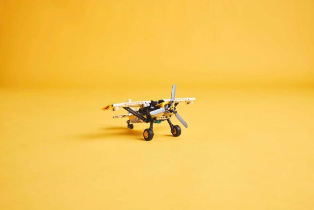 LEGO TECHNIC 42198 Transport plane - imagine 7