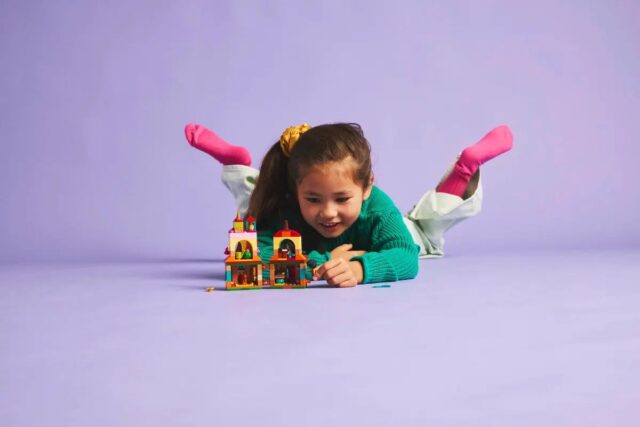 LEGO DISNEY 43261 Encanto Mini House - imagine 8