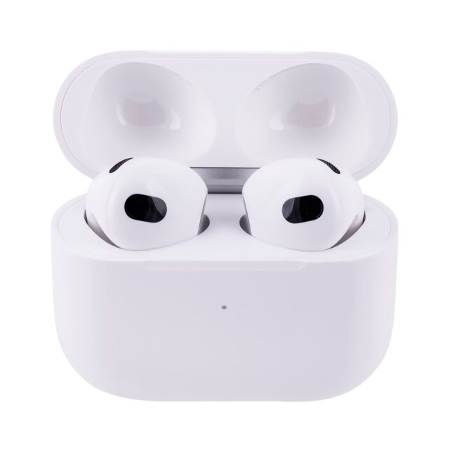 Apple AirPods (3rd generation) with Lightning Charging Case - imagine 10