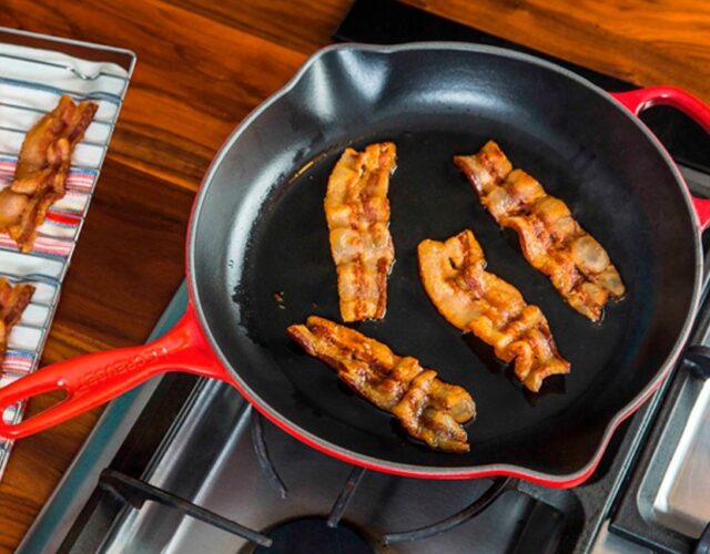 Le Creuset Signature Cast Iron Skillet 23cm - imagine 3