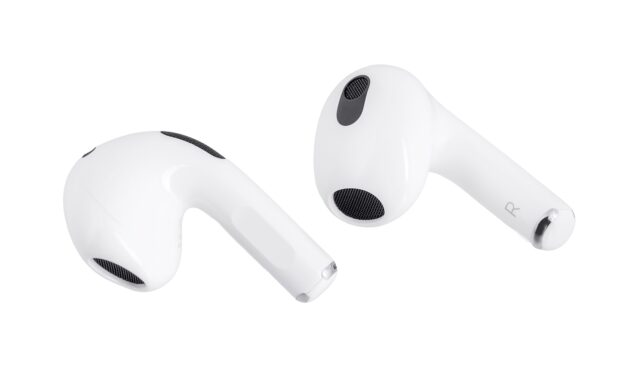 Apple AirPods (3rd generation) with Lightning Charging Case - imagine 5